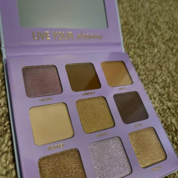 Milli Rose Colors in Bloom Violaceous eyeshadow palette - Picture 3 of 3